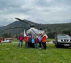 Gruppenfoto vor dem Polizeihubschrauber